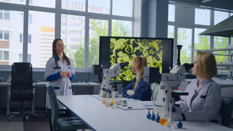 científicos que colaboran en un laboratorio
