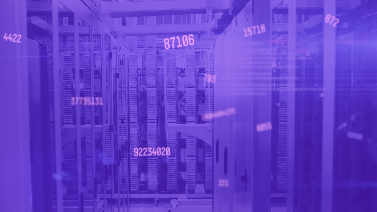 animación de números rosados cambiando sobre la sala de tecnología con servidores de computadora