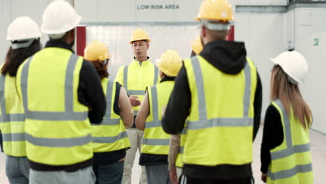 Fábrica,-Trabajador-Y-Grupo-Con-Pregunta.