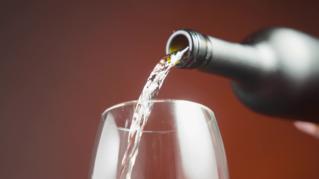 Vin rosé versé de la bouteille