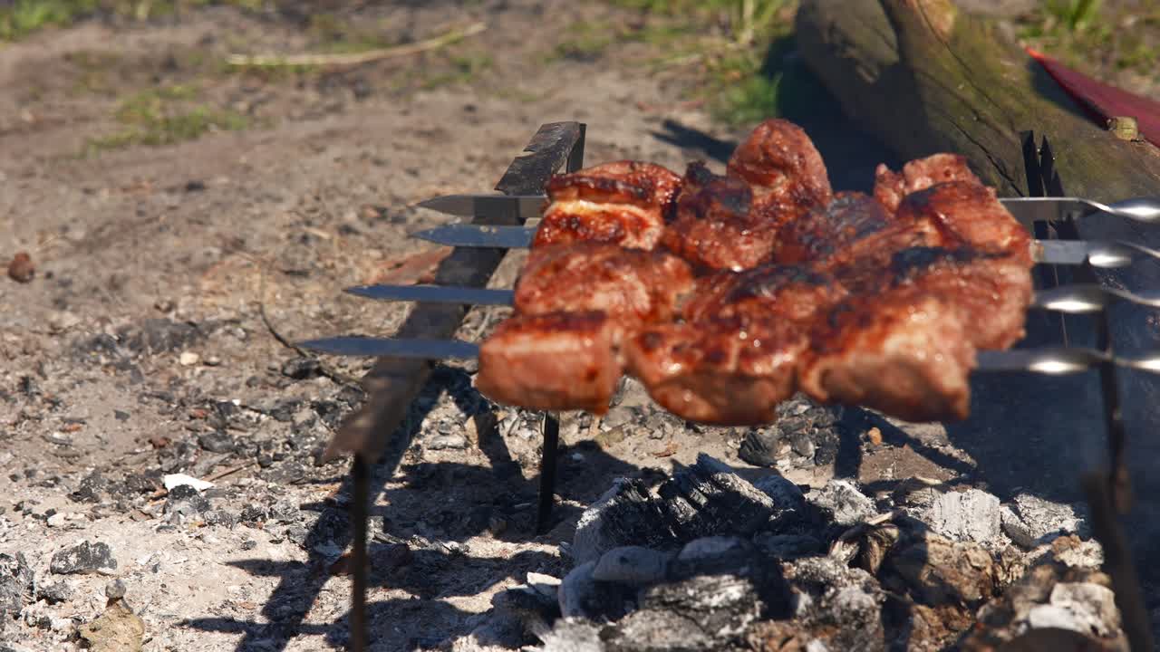 kebabs de carne a la parrilla en un fuego de campamento