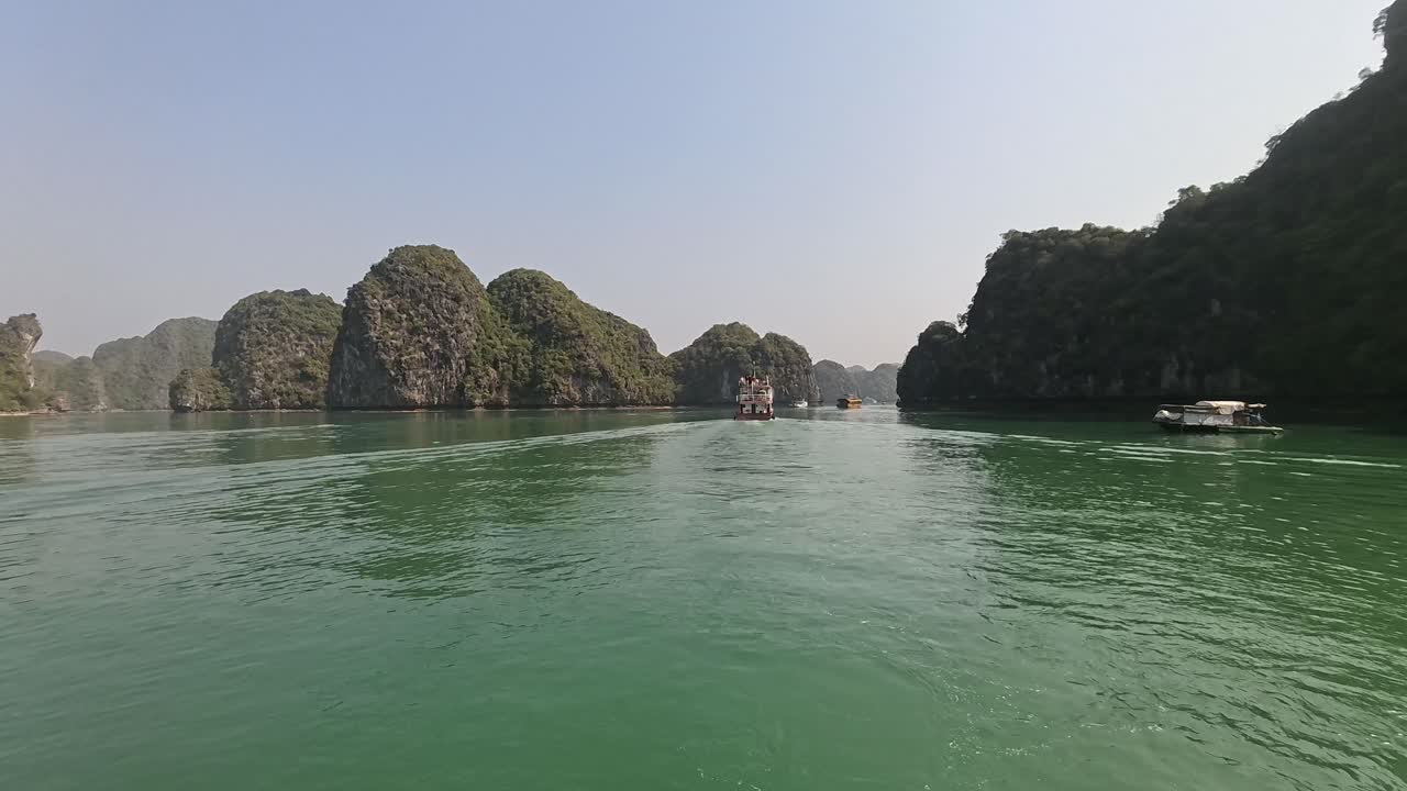 lapso de tiempo de los barcos de crucero que pasan por la bahía de halong y la baía de lan ha