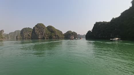 Zeitraffer-Von-Kreuzfahrtschiffen,-Die-Durch-Die-Halong-Bucht-Und-Die-Lan-Ha-Bucht-Fahren