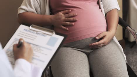 Pregnant-Woman-and-Gynecologist-Doctor-at-Hospital