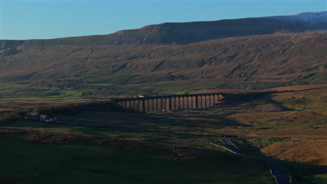 estableciendo una foto aérea del viaducto de ribblehead yorkshire dales al atardecer