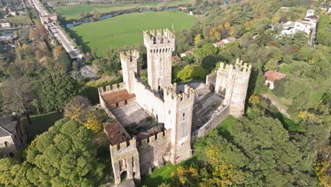 Fortaleza-Medieval-Del-Castillo-De-Scaliger-Sobre-Borghetto-Sul-Mincio-En-Valeggio-Sul-Mincio,-Norte-De-Italia