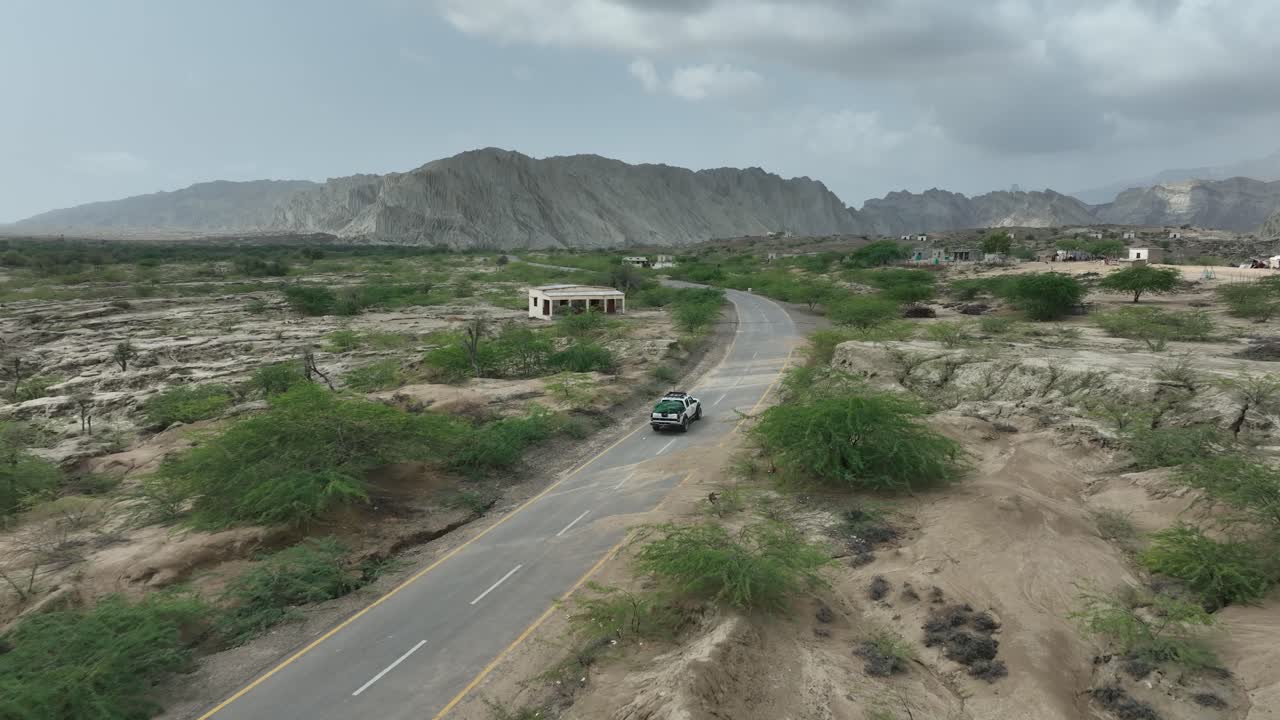 힌골을 가로지르는 길, 발로치스탄 풍경