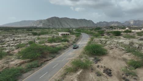 camino sinuoso a través de hingol, paisaje de balochistán