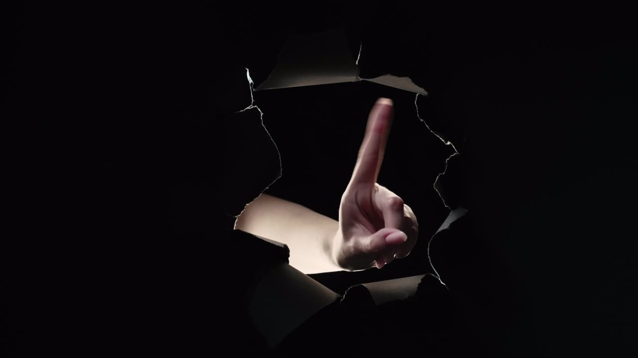 advertencia de movimiento del dedo ningún gesto de la mano pared negra rasgada