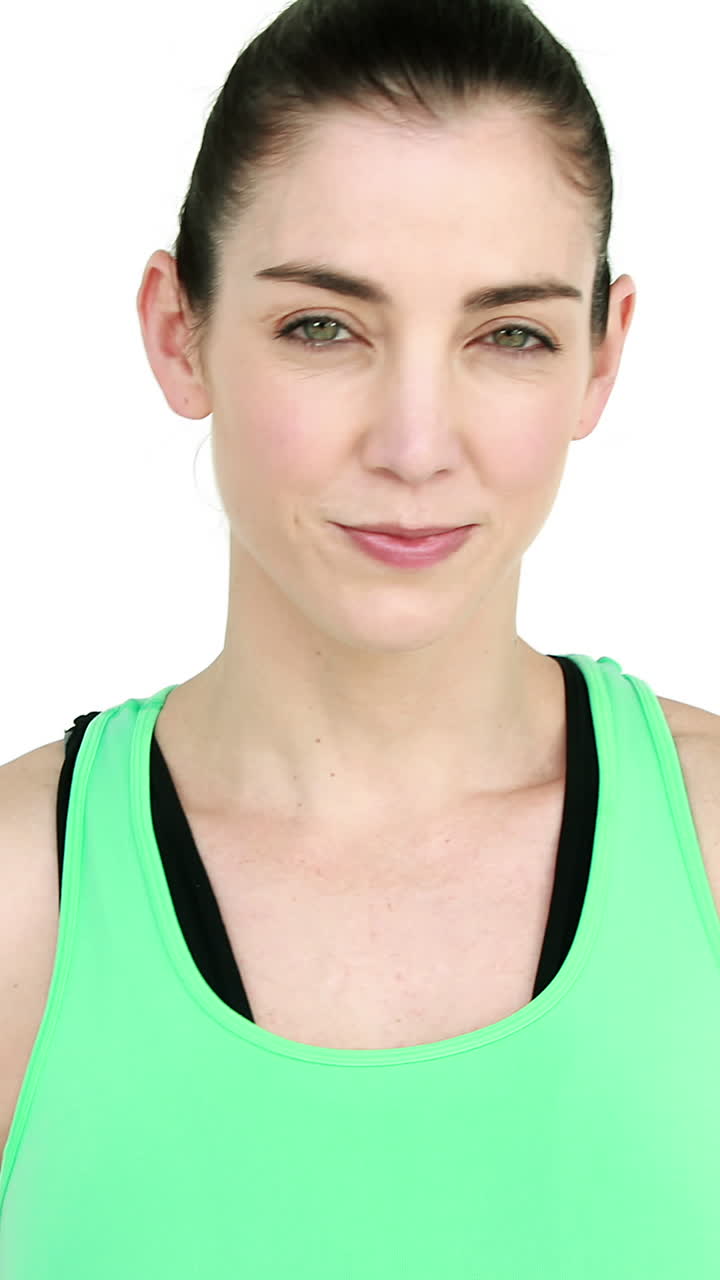 una deportista sonriente jugando con la pelota