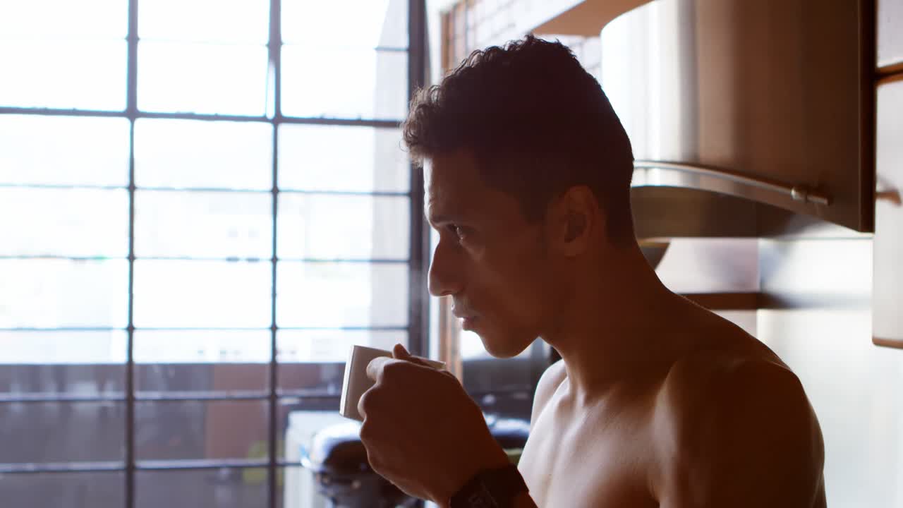 여자 가 남자 에게 휴대전화 를 보여 주는 것 4k