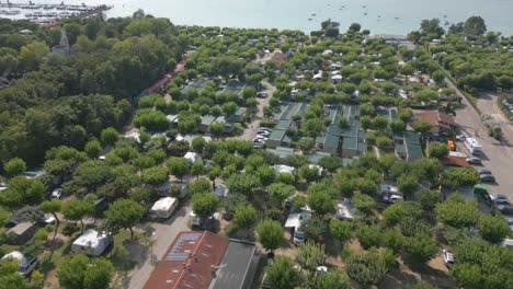 fotografía aérea del campamento belvedere y la piscina en el lago de garda, italia