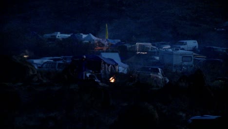 la gente tiene fogatas en un campamento