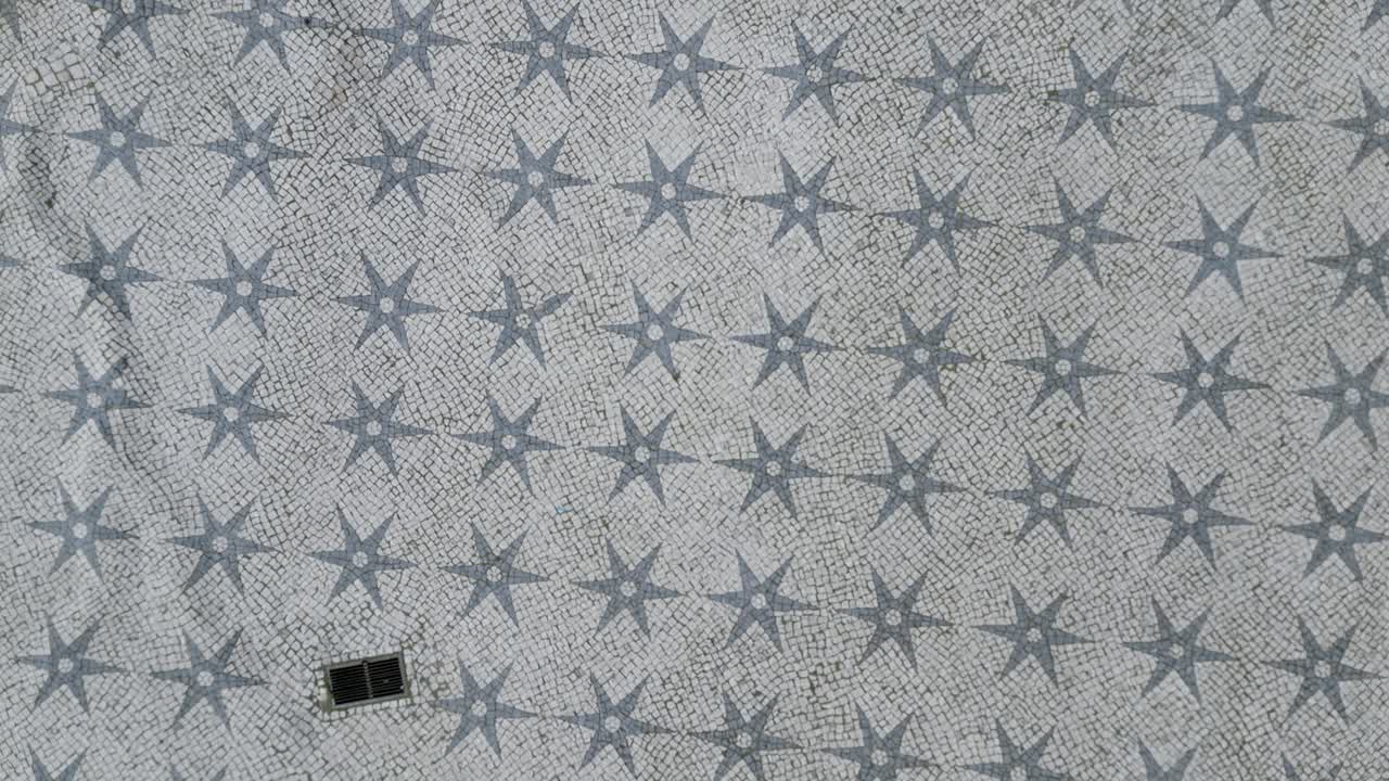 órbita aérea ascendente vista cinematográfica elevada del histórico mosaico de lisboa, portugal