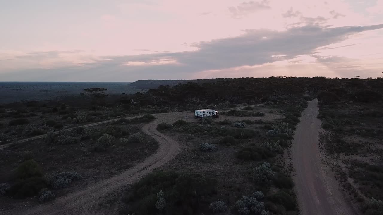 noche en caminos rurales, nullarbor, australia, antena ascendente