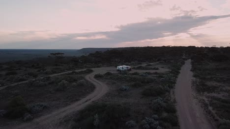 Abend-Auf-Landstraßen,-Nullarbor,-Australien,-Steigende-Antenne