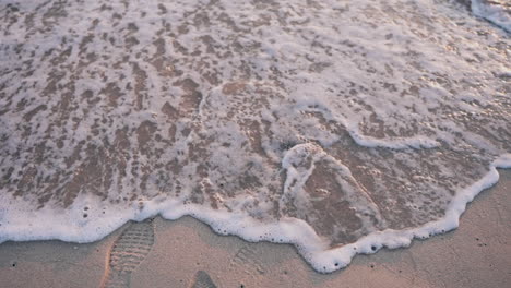 Marea-Al-Atardecer-En-La-Playa-De-Arena