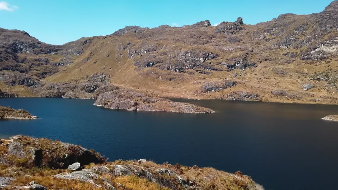 video diurno de 4k con vista a la hermosa cuarta laguna de pichgacocha en la región de ambo, huanuco, perú a más de 4000 metros de altitud