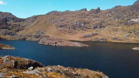 Video-Diurno-De-4k-Con-Vista-A-La-Hermosa-Cuarta-Laguna-De-Pichgacocha-En-La-Región-De-Ambo,-Huanuco,-Perú-A-Más-De-4000-Metros-De-Altitud