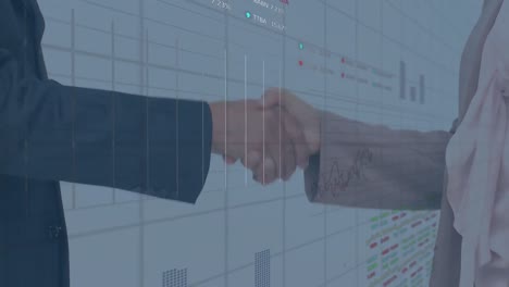 procesamiento de datos estadísticos contra la sección media de un hombre de negocios y una mujer de negocios que se dan la mano