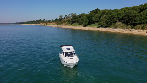 Luftaufnahme-Von-Lepe-Beach,-Sonniger-Tag,-Großbritannien,-4k