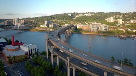 Portland-Oregon-Hyperlapse-Des-I5,-Der-Durch-Die-Stadt-Und-über-Den-Willamette-River-Läuft,-Mavic-3-Cine-Ohsu-Omsi