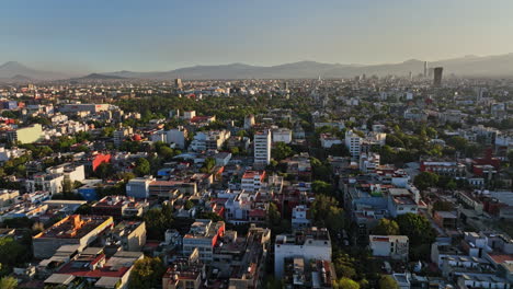 Ciudad-De-México-Aérea-V12-Cinemática-Dolly-En-Toma,-Dron-Volando-Hacia-El-Sur-A-Través-Del-Barrio-De-Roma-Norte-Capturando-El-Populoso-Paisaje-Urbano-Al-Atardecer---Filmado-Con-Mavic-3-Cine---Diciembre-De-2021