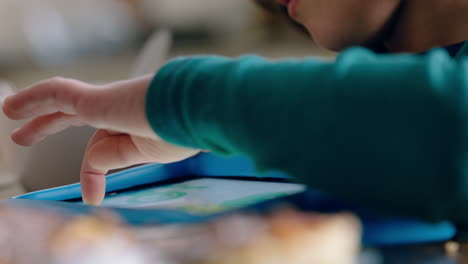 niño usando una tableta digital un niño pequeño jugando a juegos divirtiéndose aprendiendo en la tecnología de pantalla táctil en casa en el desayuno