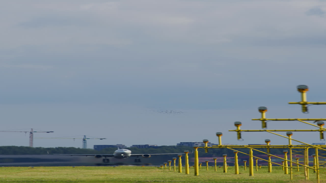 despegue y aterrizaje de un avión en un aeropuerto