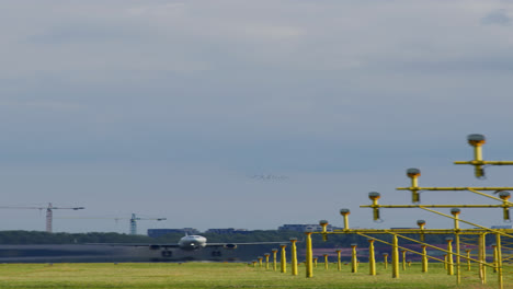 despegue y aterrizaje de un avión en un aeropuerto