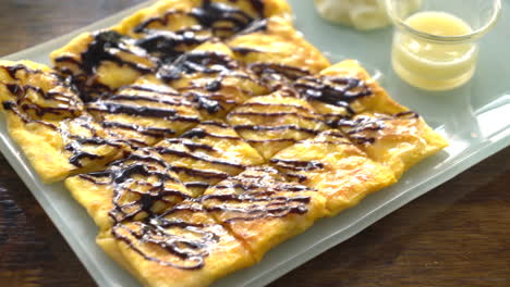 roti avec sauce au chocolat sur assiette