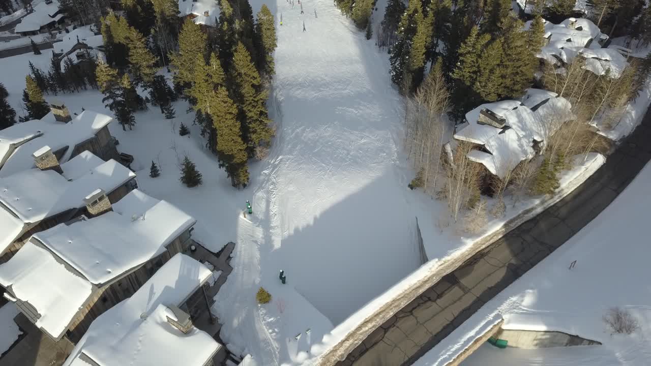dron aéreo con pista de esquí nevada