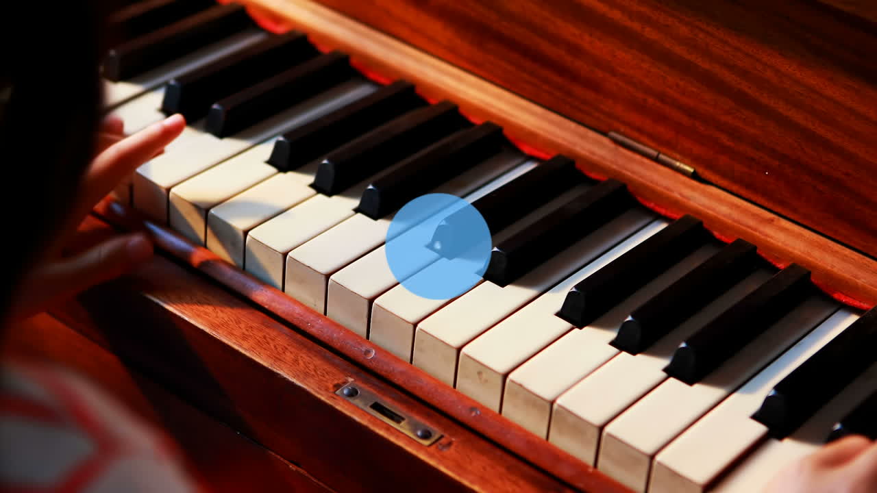 배경에 연결된 점들의 웹 위에서 피아노를 연주하는 아이의 애니메이션입니다.