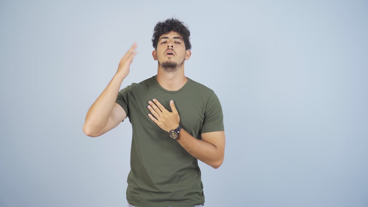 hombre con dificultad para respirar.