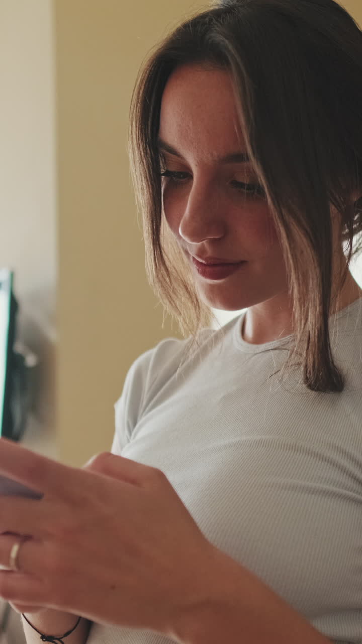 una mujer mirando su teléfono