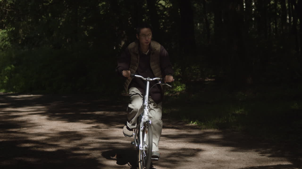 숲에서 자전거를 타고 있는 남자