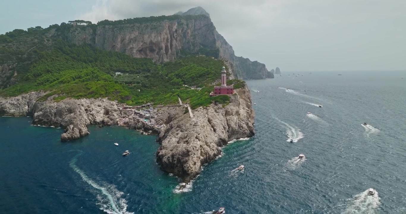 Ripresa che svela il faro di Punta Carena, Capri, Italia