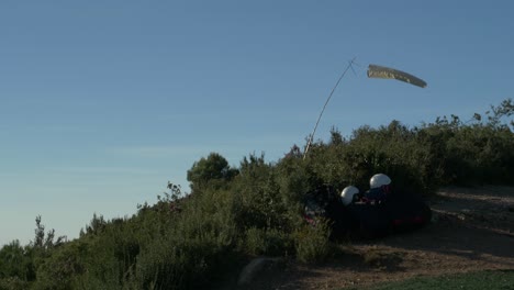 cima ventosa de una colina