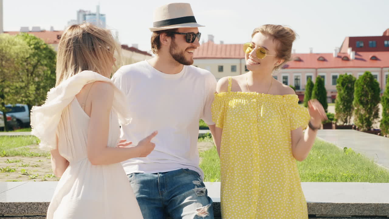 친구들이 도시에서 하루를 즐기고 있습니다.