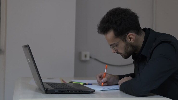 Studerende arbejder på biblioteket