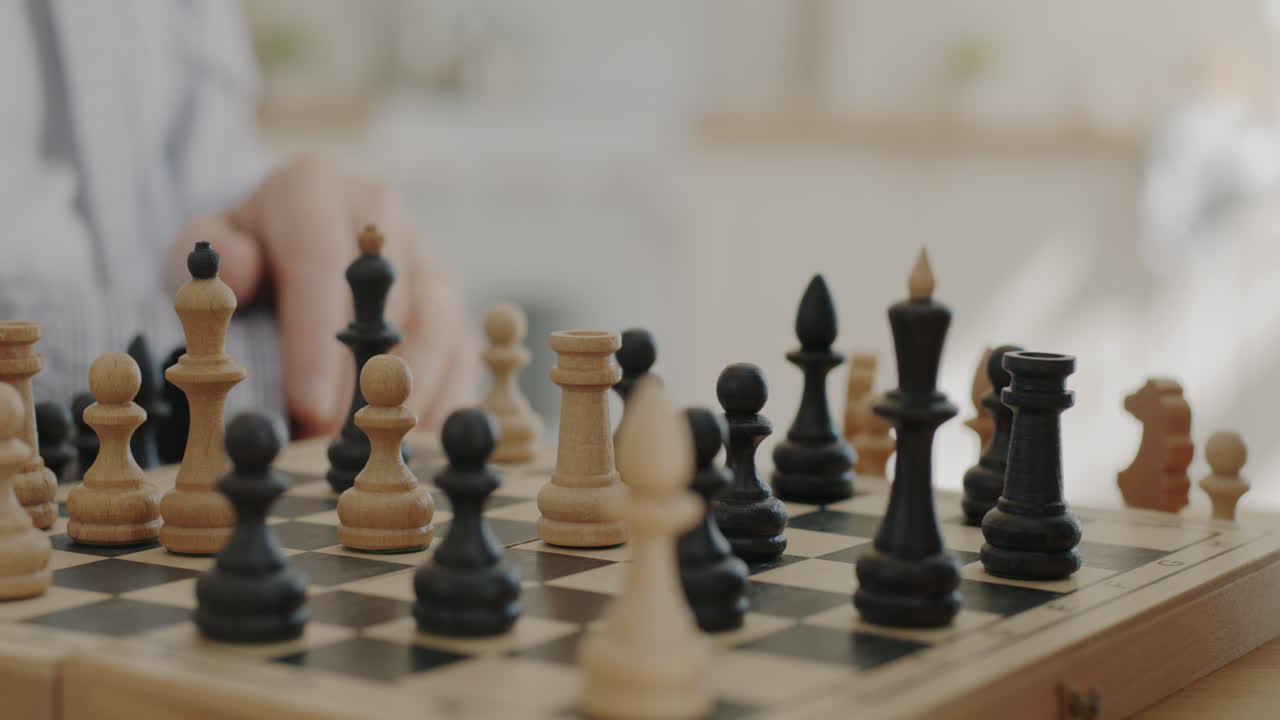 persona jugando al ajedrez