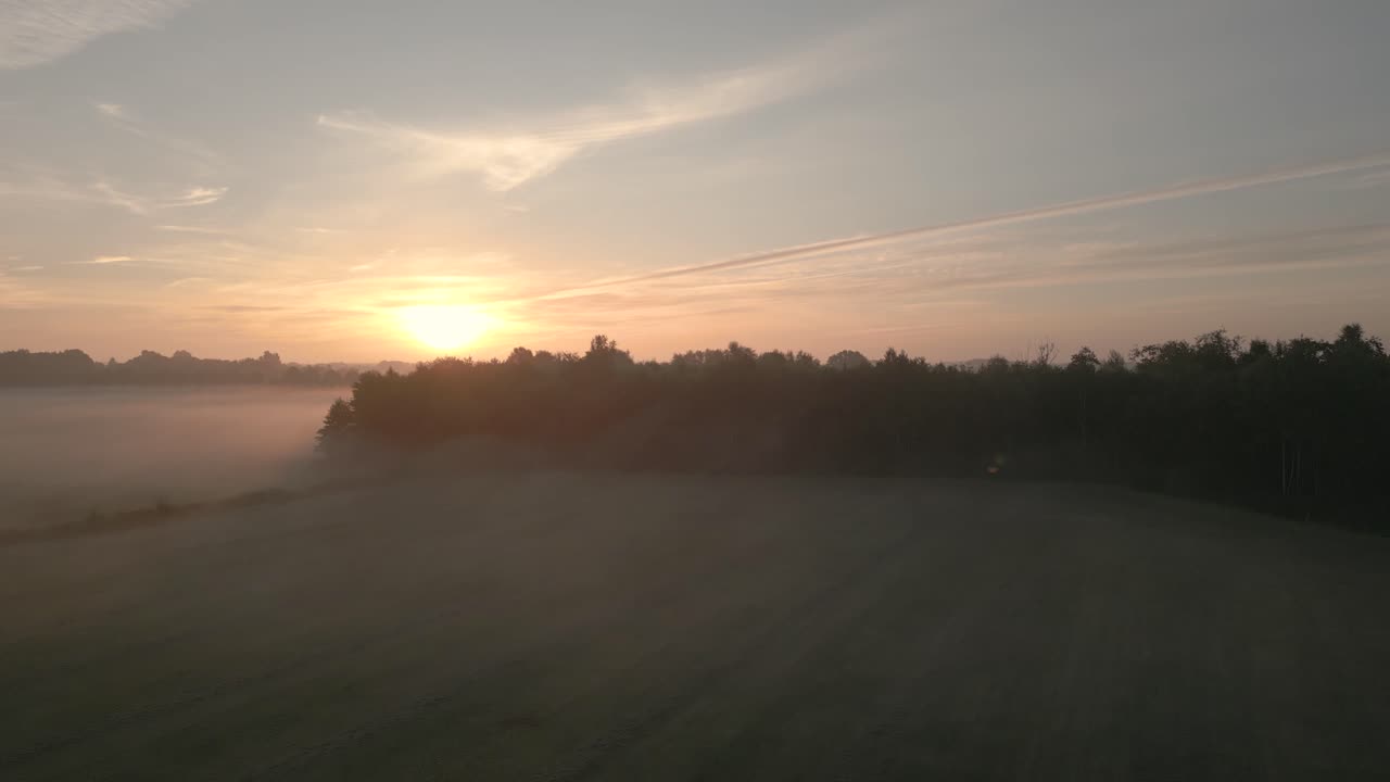 el amanecer sobre las tierras de cultivo brumosas