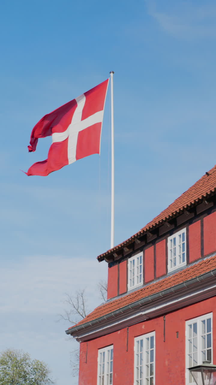 Det danske flag vajer over Kastellet i Københavns centrum. Lodret