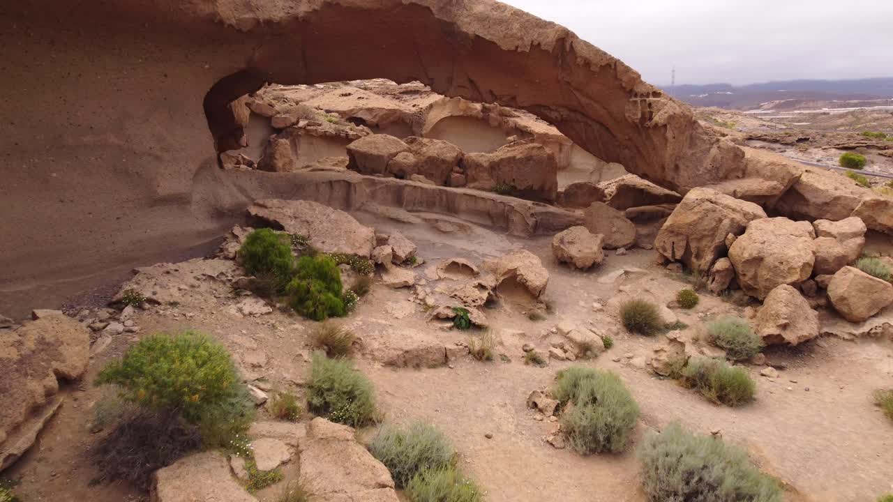 roca de tenerife formando un arco natural en una zona desértica, vista aérea