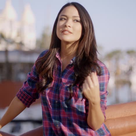 Mujer-Posando-En-La-Ciudad