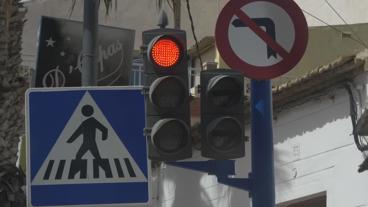 esperando que un semáforo en rojo cambie a verde