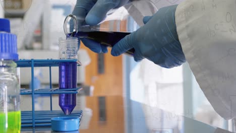 animación de fórmulas químicas sobre las manos del trabajador de laboratorio con muestras
