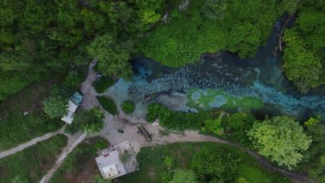 Aumento-Aéreo-Sobre-El-Ojo-Azul-Primavera-Un-Fenómeno-Natural-En-Albania