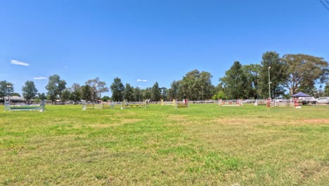 un jinete atraviesa un campo abierto en australia