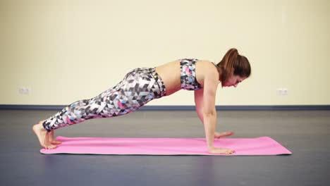 Handübungen-Von-Der-Horizontalen-Planke-Machen,-Während-Man-Yoga-Praktiziert.-Fitness-Und-Wohlbefinden.
